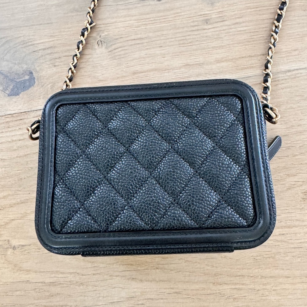 Chanel Black Filigree Caviar Quilted Crossbody Bag with Gold Hardware - Picture 4 of 11
